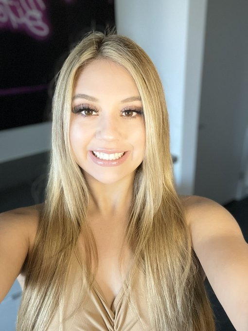 Hey Las Vegas and LA companies! Contact my agents @OCModeling to book me for your upcoming scenes💕 https://t