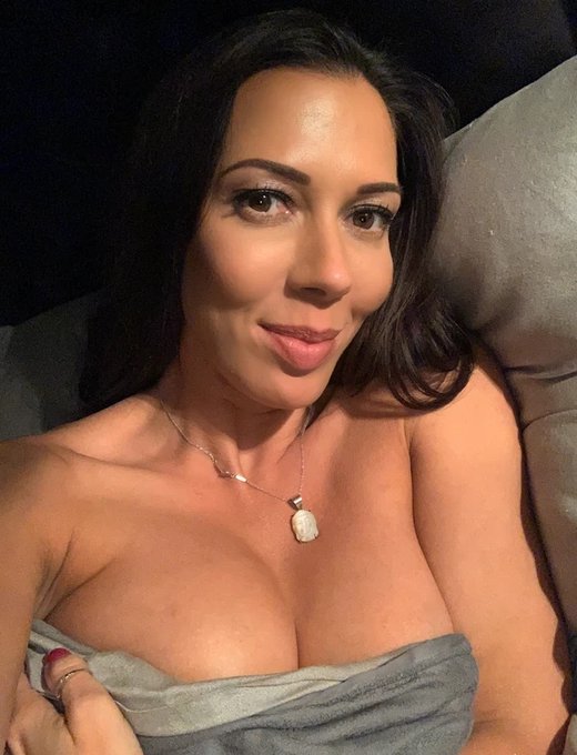 G'night babez 😘 https://t.co/POT1jqnSgU https://t.co/2mplhPzRDF