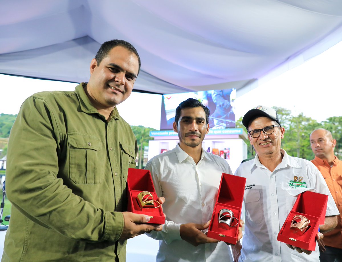 Orgulloso de darle este reconocimiento a los caficultores ganadores del II Encuentro Internacional de Café de Especialidad Venezolano 2023: la taza de oro se la entregué a Víctor Montilla de Boconó; la de plata, para Junior Joya, del Táchira; y la de bronce, para Francisco