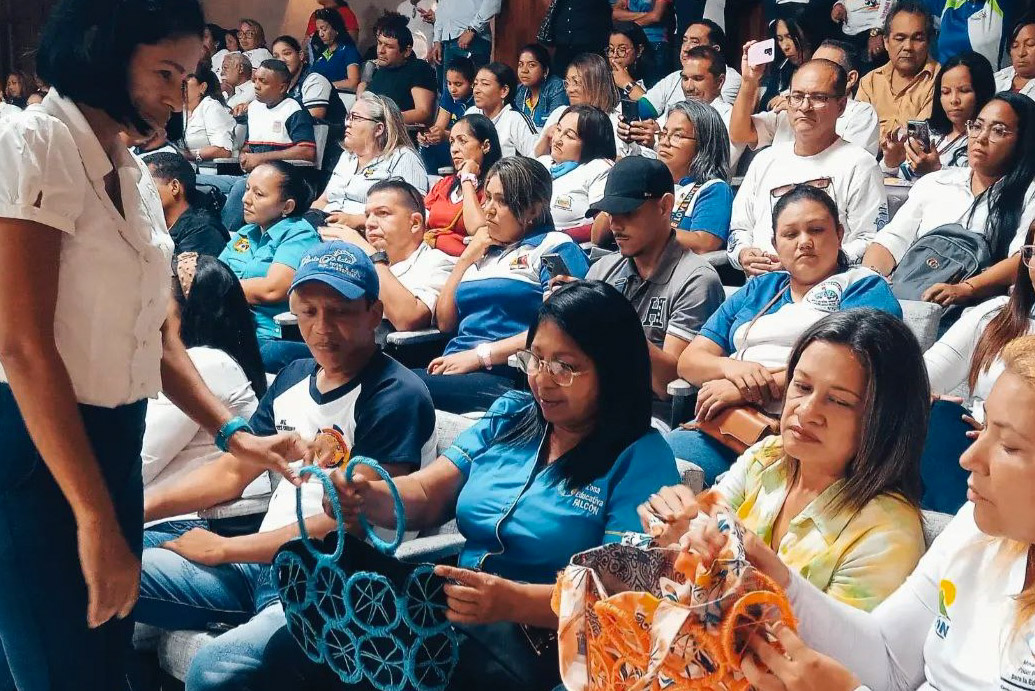 Apoyamos el desarrollo socio productivo escolar

De visita en Falcón,  apoyando las iniciativas de fortalecimiento y consolidación de las Unidades de Producción Escolar Territorial. 

Compartiendo las experiencias socio productivas con nuestro semillero patrio.