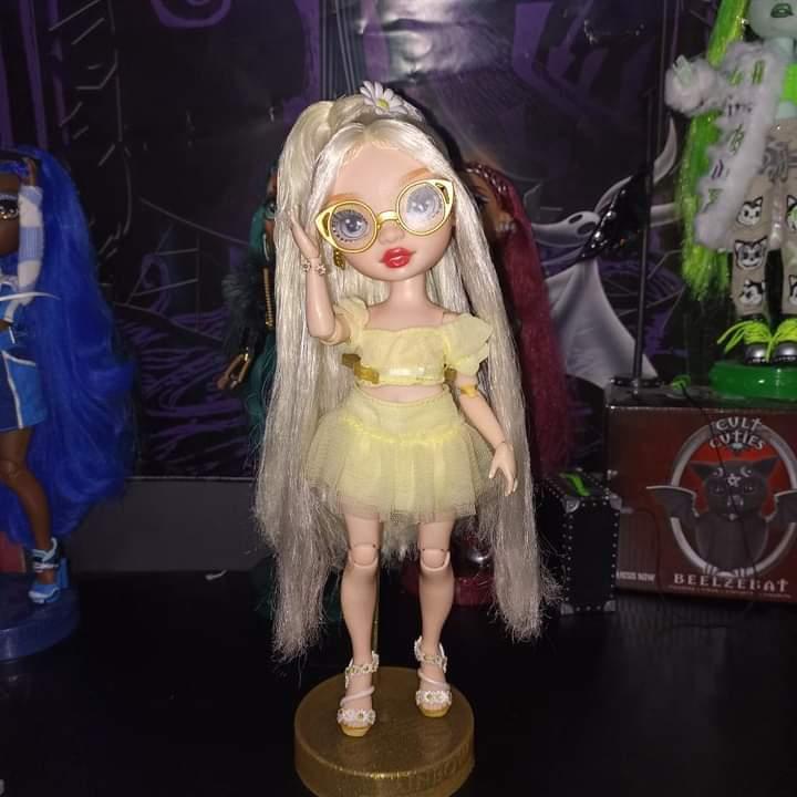 Blitzdoesexist's tweet photo. I customised my delilah fields doll a little! #rainbowhigh https://t.co/zQR64sf6bV