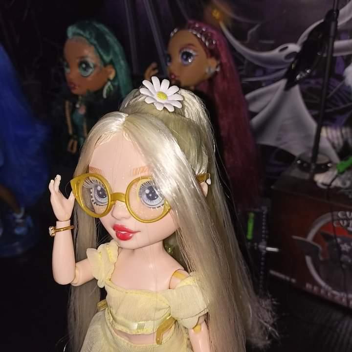Blitzdoesexist's tweet photo. I customised my delilah fields doll a little! #rainbowhigh https://t.co/zQR64sf6bV