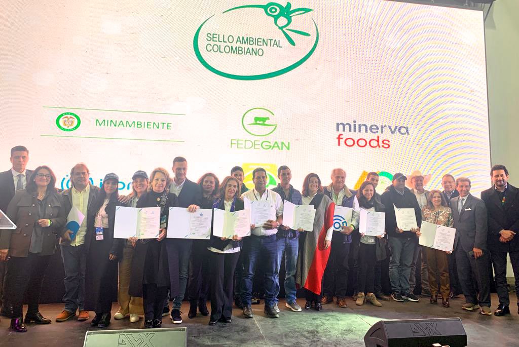 Esta distinción fue entregada en el marco de la edición XXIV AGROEXPO 2023 que se adelanta en Corferias en la capital del país. Este reconocimiento se entregó por parte de Minerva Foods y la Federación Colombiana de Ganaderos. (Fin)  <a href="/Fedegan/">FEDEGAN</a> <a href="/MinAgricultura/">Min. de Agricultura</a> <a href="/MinAmbienteCo/">MinAmbiente Colombia</a>