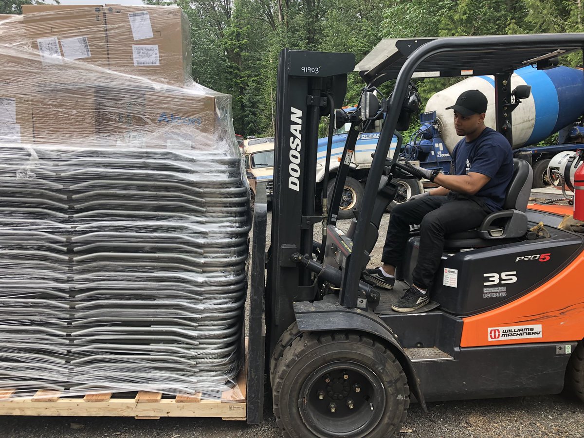 defendukraini's tweet photo. FUN FLASHBACK!
🇨🇦♥️🇺🇦
June 20 2022
Packing our 1st container
#ProjectHawkeye
200-bed Nato field hospital
North Vancouver to Ukraine
August 2023
Packing our 6th 40ft sea can
#ProjectPadre
1 ton #ProjectInvictus
Wheelchairs etc
5 tons #ProjectPescatore
Fish nets etc
Kyiv Bakhmut https://t.co/TEaQtNSNQc