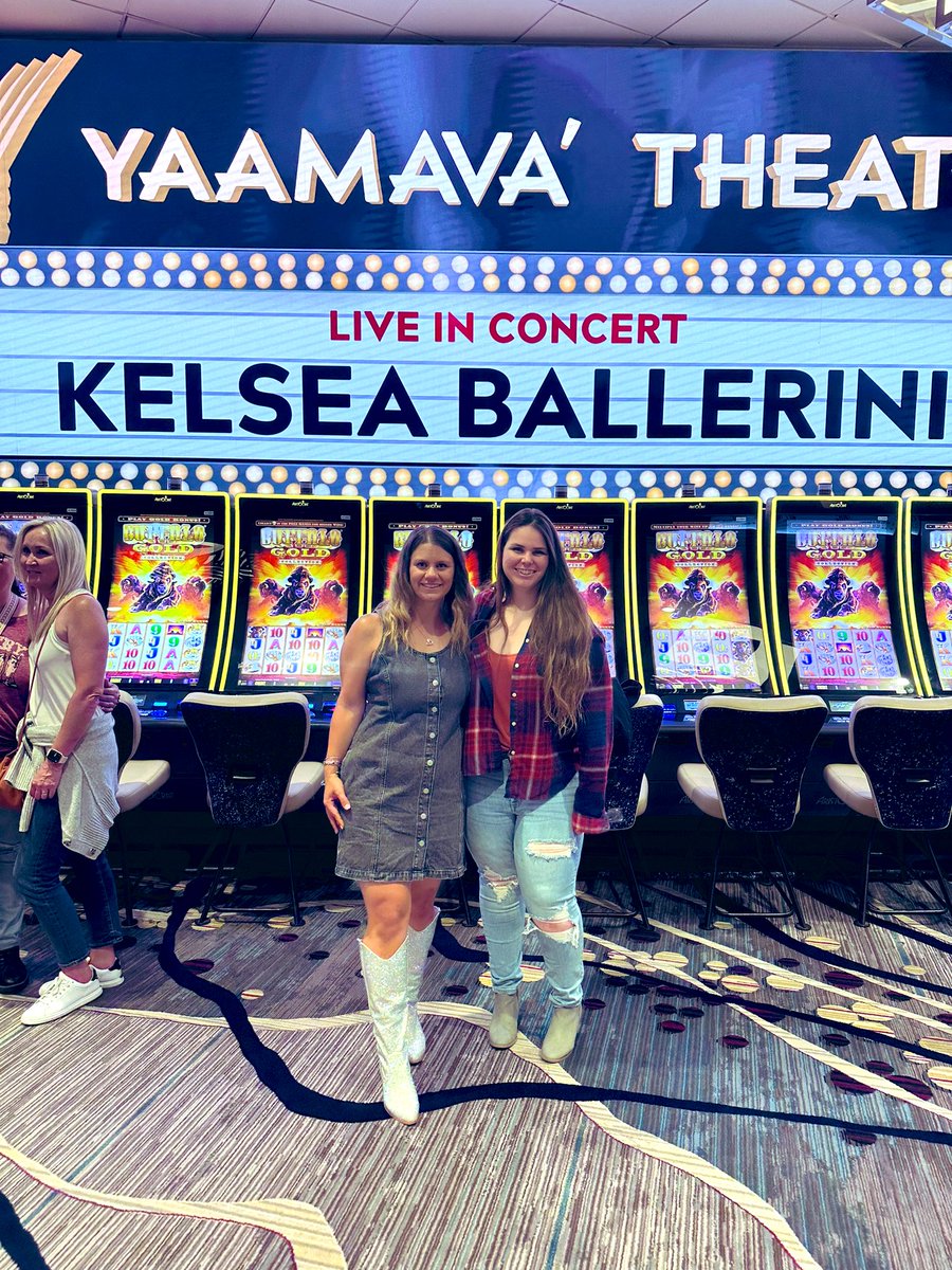 NikkiBabe09's tweet photo. We love us some @KelseaBallerini 🌻 https://t.co/NR79XNMQRz