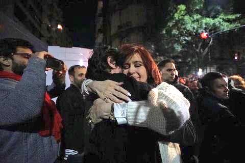 LudmilaDT's tweet photo. Pregunta a los q dicen q Grabois no es peronista, q yo no soy peronista xq no conocí a Perón, q soy troska xq elijo a Grabois, q Cristina es la q sabe y ella no lo quiere.
Dónde estuvieron uds los verdaderos peronistas (?) Cdo Cristina estaba en comodoro Py, o cdo casi la matan? https://t.co/NEW5YnhP2C
