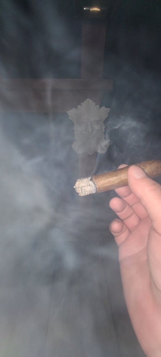 DBabeluck's tweet photo. Sometimes when I smoke one of these #FarmRolled I can't help but think that I've smoke something very similar. This one, not sure which, reminds me of a Romon Bueso Olancho. Cake-like mouthfeel, spicy tingle, slight raisin. Not saying it is, but...... https://t.co/gXtqbBHJi8