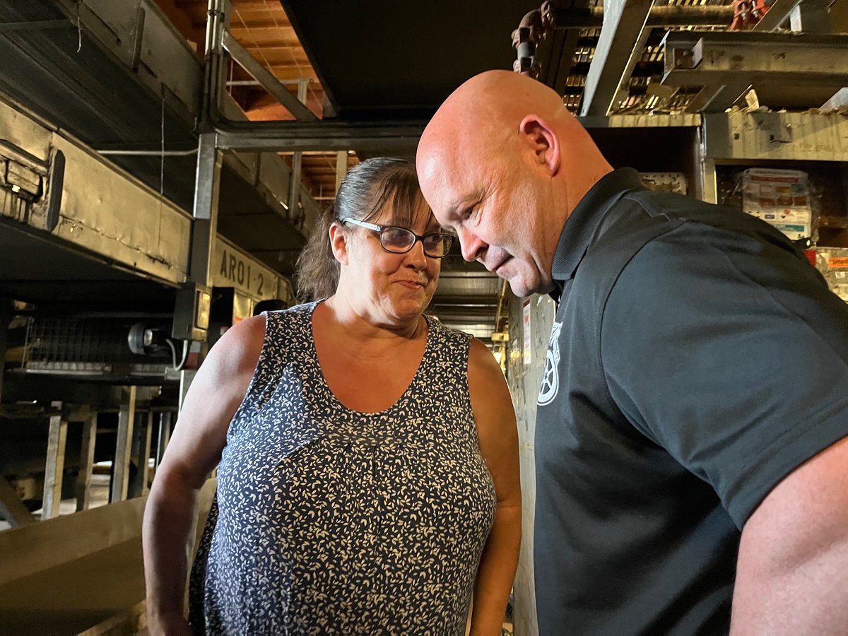TeamsterSOB's tweet photo. Catching up w/ @UPS Teamsters out of LU 952 in Anaheim…Drivers coming back from long days &amp; part-timers working hard during the twilight sort. Hearing similar feedback from both groups…They’re all willing to stand up to this company if it doesn’t get its act together by 7/31 👊🏻 https://t.co/oTzHdfH8Kc