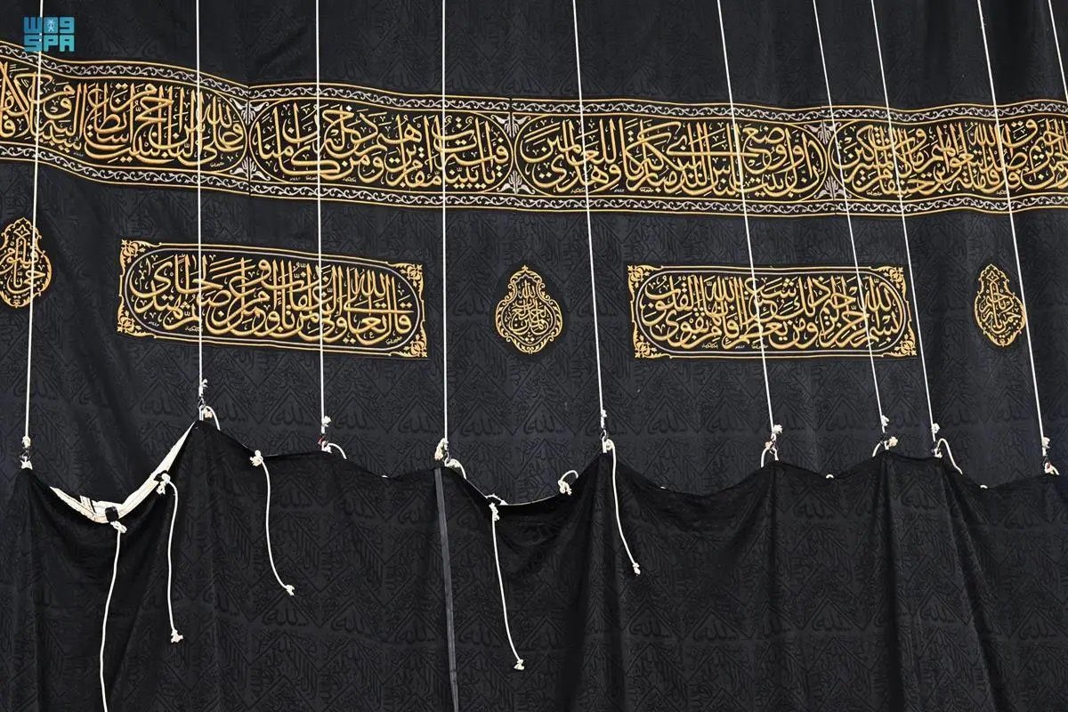 كسوة الكعبة المشرفة بالأرقام:

-تكلفتها 25 مليون ريال

-تحتوي 850 كلغ من الحرير الخام الذي صُبغ باللون الأسود

-120 كلغ من أسلاك الذهب

-100 كلغ من أسلاك الفضة 

- 365 يوم فترة صناعتها

-