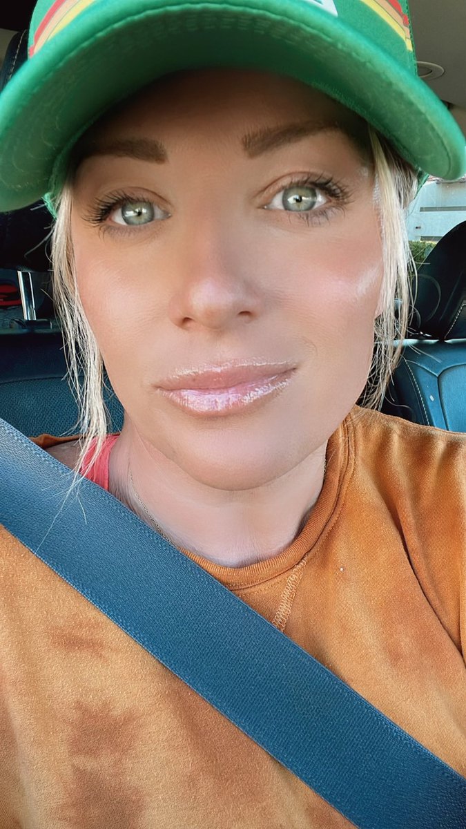 Emily ™ tweet media