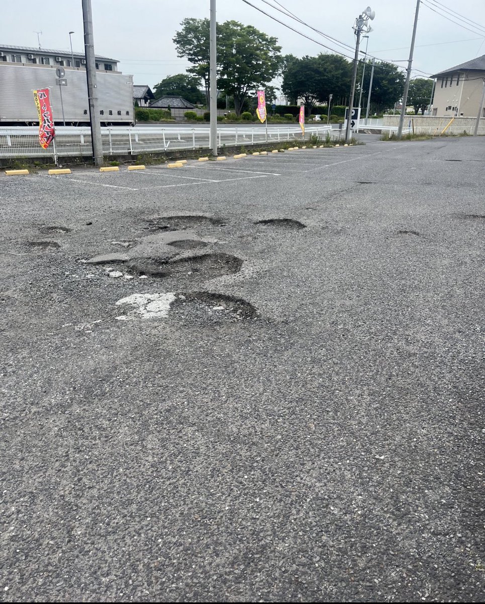 神様ありがとうございます!!
無事ジェーソンにて命のオアシス見つけました😭✨️
もちろん箱買い。本当は5箱くらい買いたいけど１箱にしておく。

そして、外の駐車場のミニプール達(穴)30個くらいあったのが全て埋め立てられてたよ。最後のが前の写真だよ。もう車の腹をこする不安も無くなった✌️✨