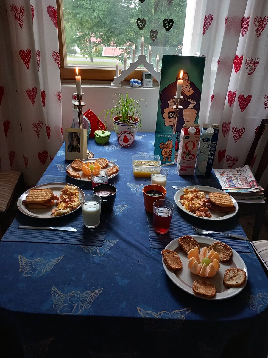 JuhaTenhonen's tweet photo. #äijäbrunssi #toffolandia'n tuomisii ja #punalappusii #hotdog #munakas #hetelmii #letut #raparperihillo #tunnelma #kuusaanhukat #silmätristissä #hämäränhyssykkä https://t.co/QHX6jlIiIN