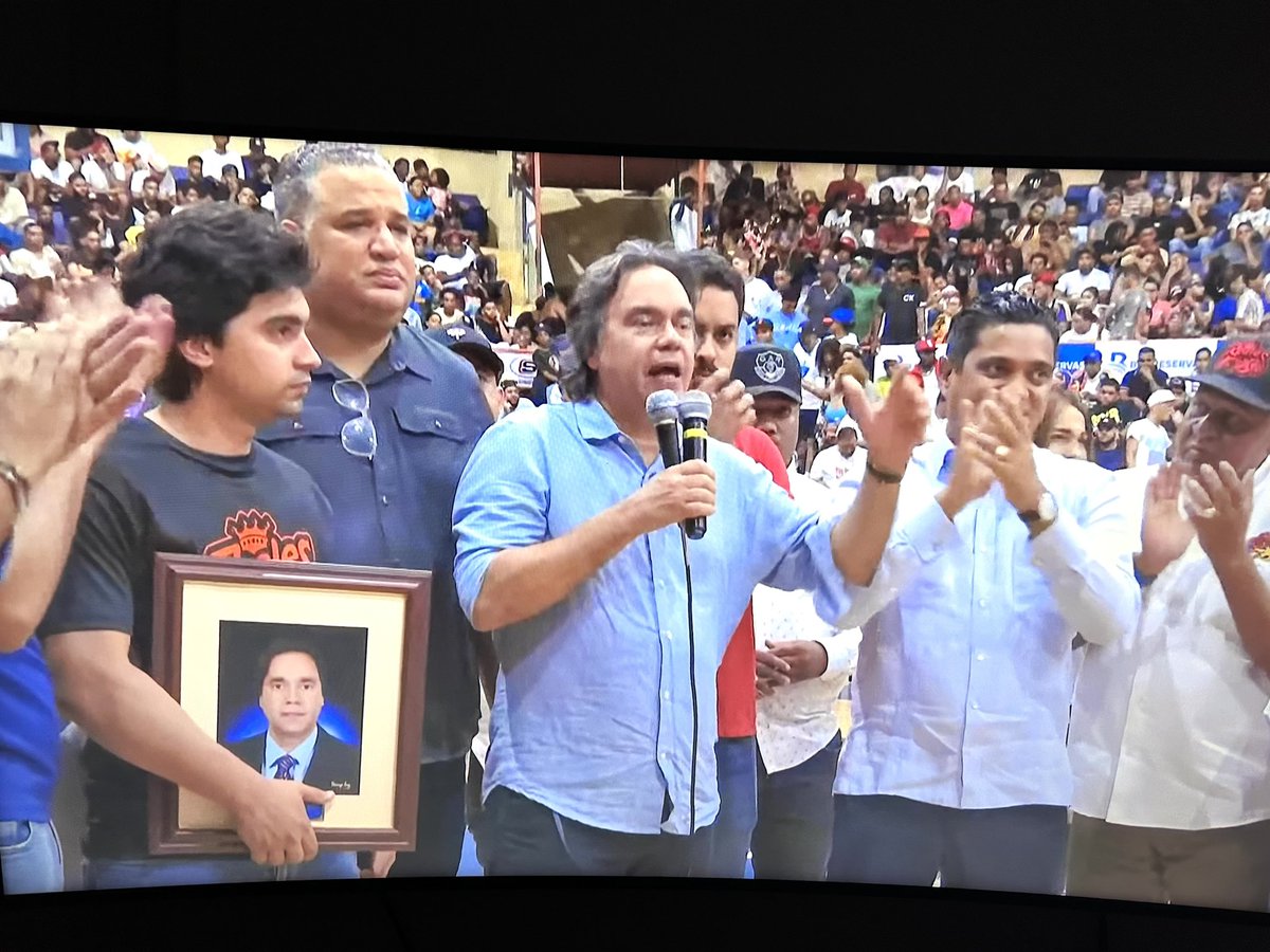 TenchyRodNYC's tweet photo. Anuncia su retiro como presidente de @RealesLv un hombre de baloncesto y orgullo de La Vega nuestro hermano Doctor Fausto Warden (Lilo). #yosoyreal ❤️. https://t.co/XwRaeSheLf