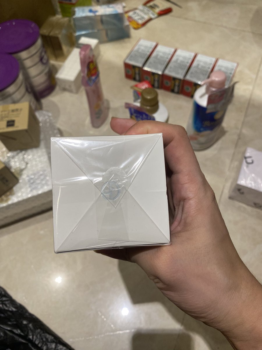 好物分享每日推荐阿玛尼绿精华💵870
这款品牌拿手修护护肤系列中的精华，适合皮肤屏障脆弱受损，有修护、抗氧护肤需求的人选择。绿精华也是一款可以长期坚持使用的修护类精华。其中用到的是品牌当家南非凤凰草提取物，搭配了VC衍生物，鼠李糖等护肤成分。#美妆。#好物推荐，#代购，