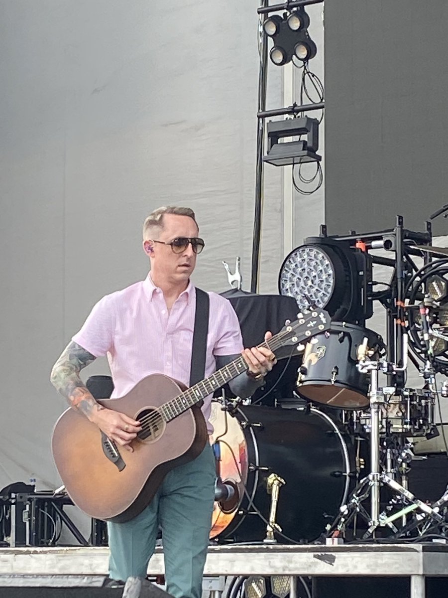 chapoopa's tweet photo. Still amazed that we got the chance to drive all of the way to Chicago to see one of my heroes @williamryankey . You guys put on a killer show and we hope to see you back home in Omaha again someday. Thank you for doing what you do ✨ https://t.co/9rCs19ghTY
