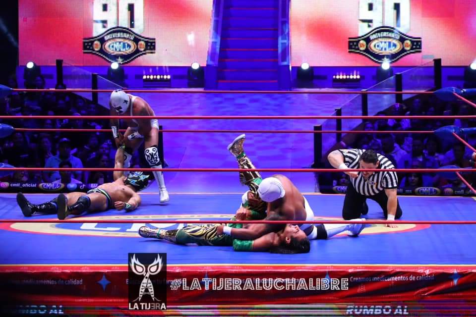 LaTijeraLucha's tweet photo. Dinámica batalla, se la lleva el bando de los técnicos conformada por #Leono, #OroJr y #Astral al rendir a los rudos de la #NuevaOlaBlanca de #EnfermeroJr, #HermanoKaronteI y #HermanoKaronteII en la segunda lucha de los #MartesDeArenaMexico...
#latijeraluchalibre https://t.co/5iiTQstBkw