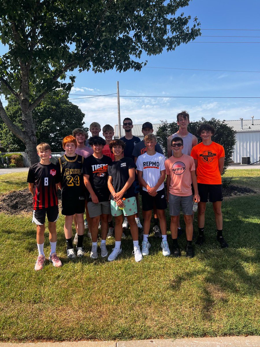 RepMoHS_soccer's tweet photo. Classes of ‘25 and ‘27 helping their community at  @destinychurchmo on a hot afternoon after a great morning session with @drurymenssoccer 

#FlipTheScript #RepMOproud

U
N
I
T
Y https://t.co/EcjqIIqgGm