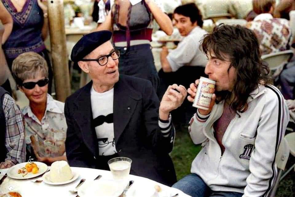 GeneLoafo's tweet image. Groucho Marx suffered from severe insomnia.When he couldn’t sleep, Groucho would call his neighbor, Alice Cooper, &amp;amp; ask him to come over and join him. Alice would bring over a six-pack of beer and Groucho and he would drink beer and watch old movies on TV until Groucho nodded off