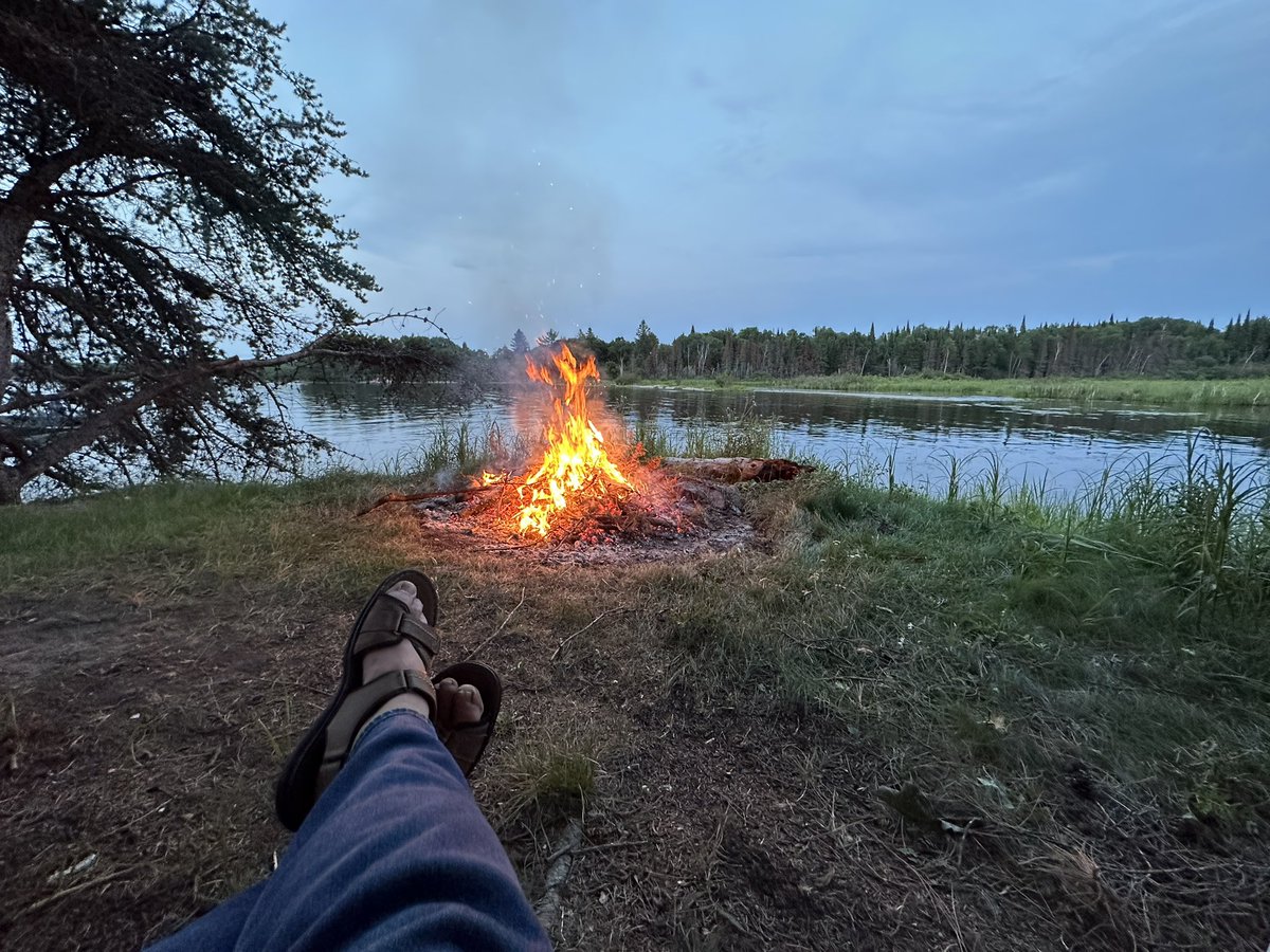LOTWONMBMN's tweet photo. Chillaxin fireside https://t.co/tbgaJ7iaCq