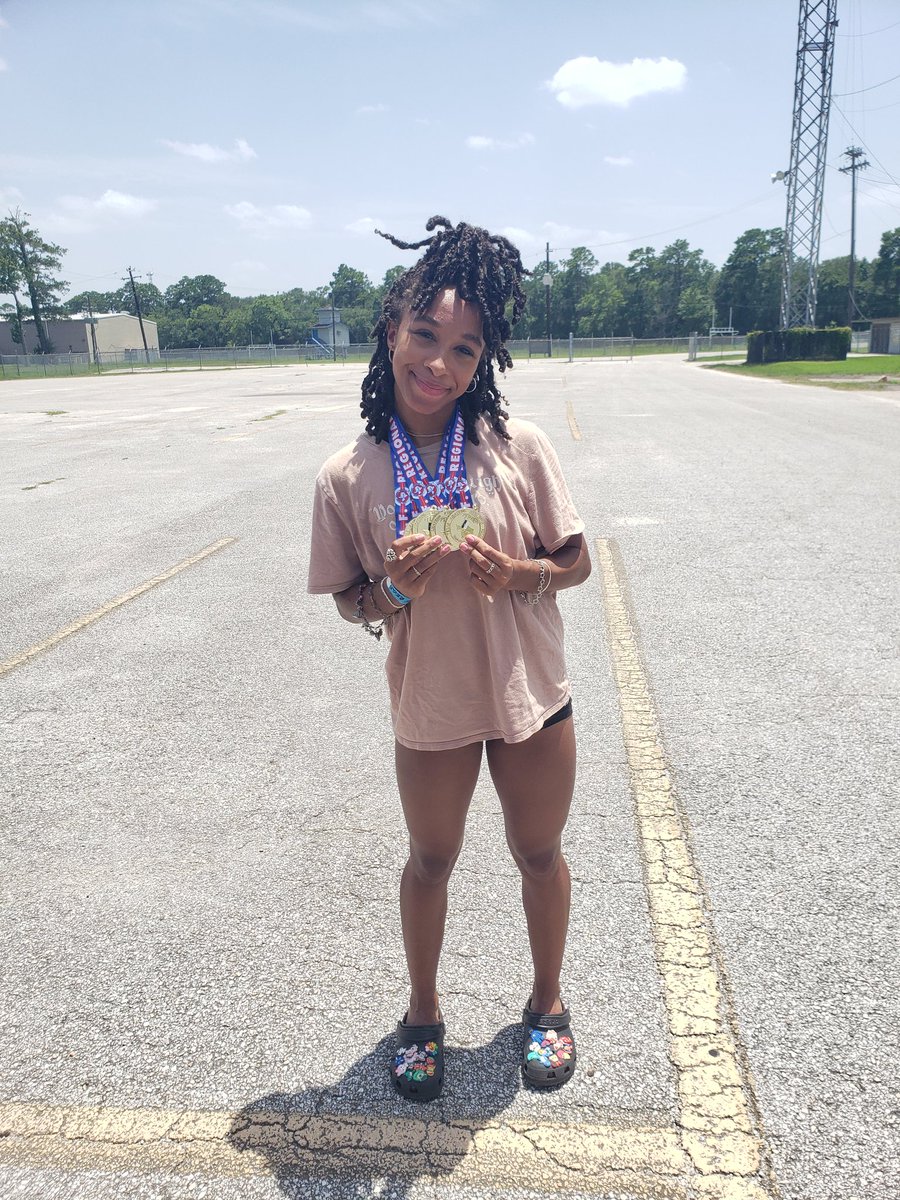 GabrieleEliz24's tweet photo. A new 200m personal best of 25.08!! Feeling nothing but blessed to be able to preform so well after a long and hot day of competition.  TAAF Reigon 14 Champion 🥇🥇🥇🥇 https://t.co/MqV0NeciDd