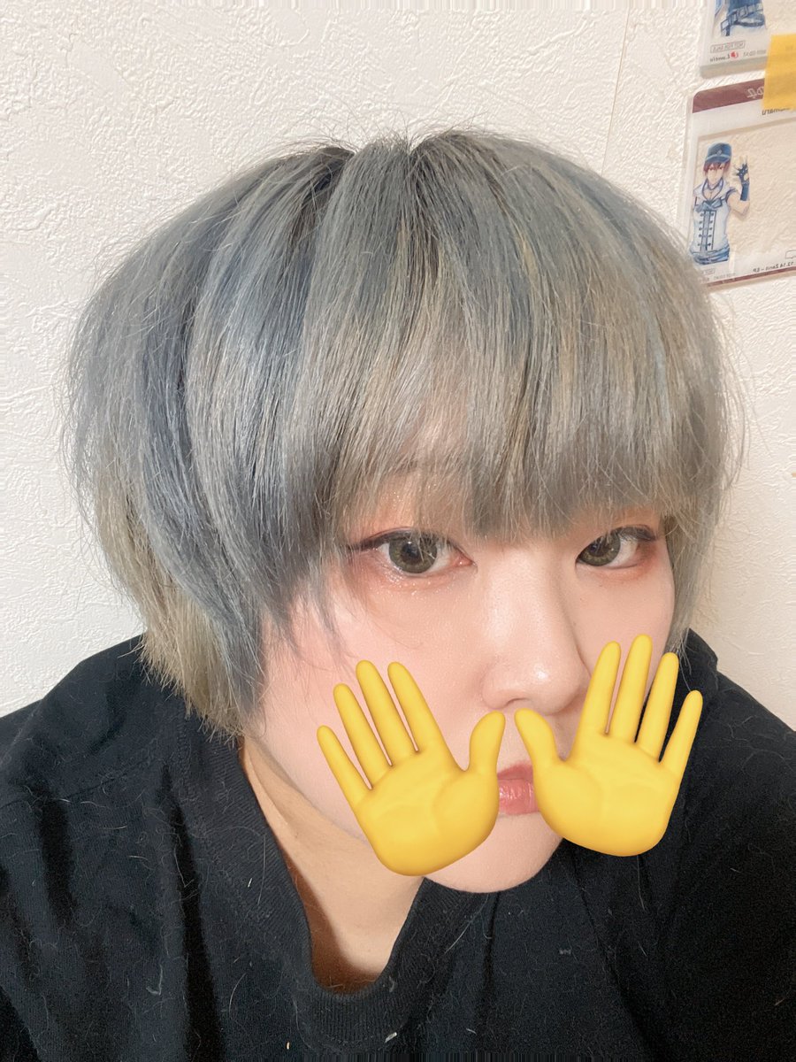 Haruna_Senoo's tweet photo. ヤバ…もっと暗い色かと思ったらシルバーになった
仕事ダメじゃん
染め直しじゃん
そしてニキビが治らない https://t.co/qhc5Fm37Bg