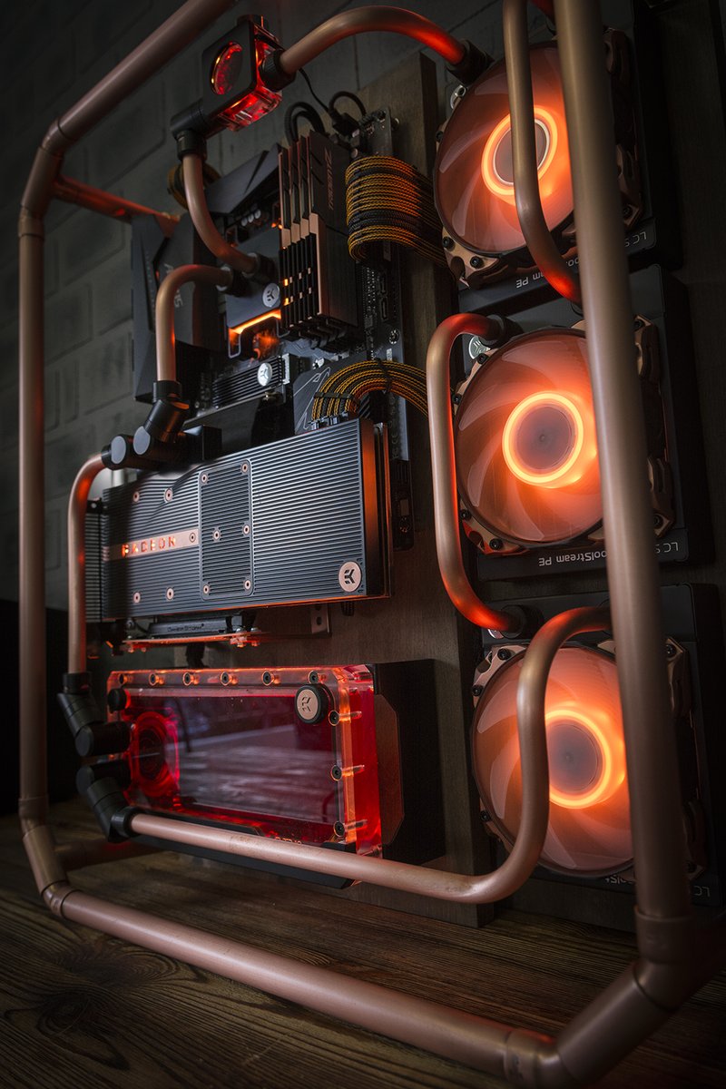 dalain1979's tweet photo. @LinusTech This is "Talos" .Custom case in a copper frame with wooden back. Custom loop pipes are also copper! https://t.co/gRi7L1tBDY