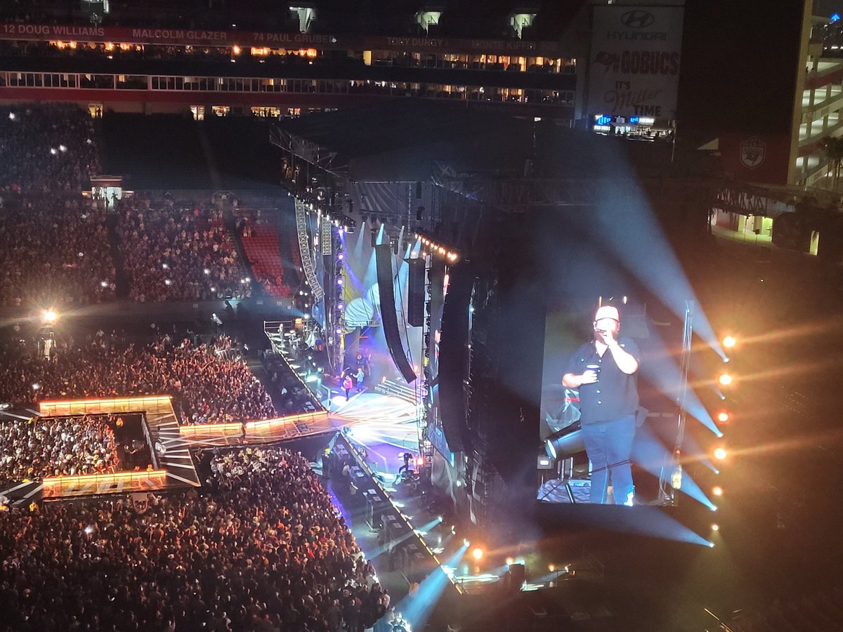 ddebus65's tweet photo. @lukecombs It's great to see that you represent each stadium you're at Luke . You killed it at @RJStadium #greatness https://t.co/CKcvMDXfYp
