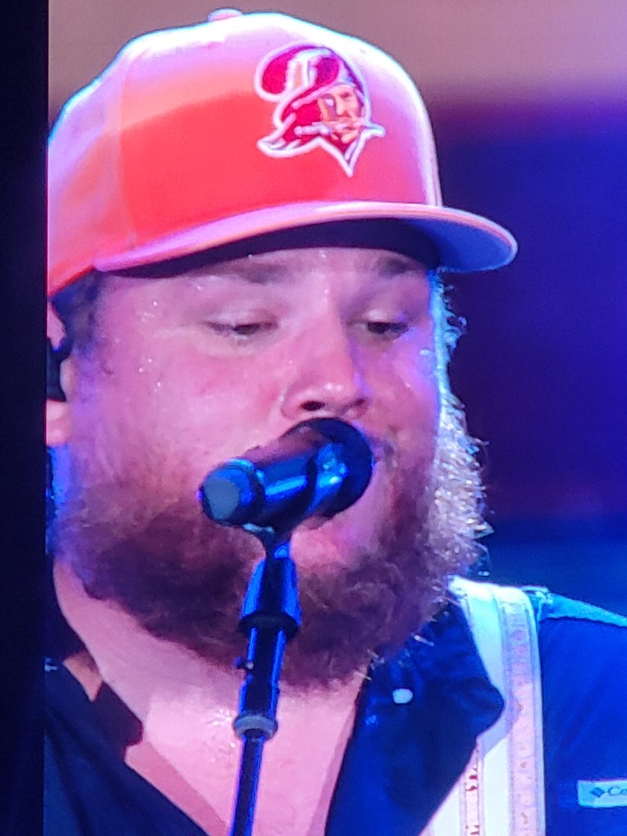 ddebus65's tweet photo. @lukecombs It's great to see that you represent each stadium you're at Luke . You killed it at @RJStadium #greatness https://t.co/CKcvMDXfYp