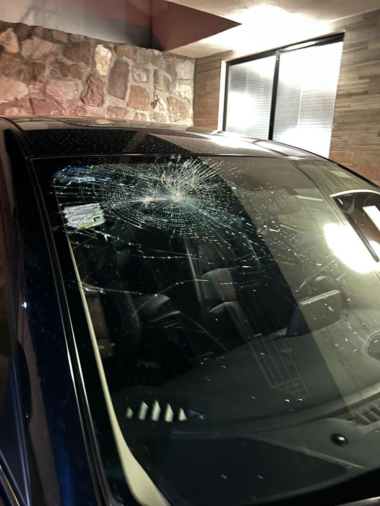 lidmoug's tweet photo. No hay denuncias de coches dañados pero que tal reportes al 911 @makugo  necesita  los números para saber que efectivamente esta sucediendo algo? Que le lleven los coches dañados a palacio?? ni porque ya vienen elecciones! https://t.co/5tGF7L1J7i