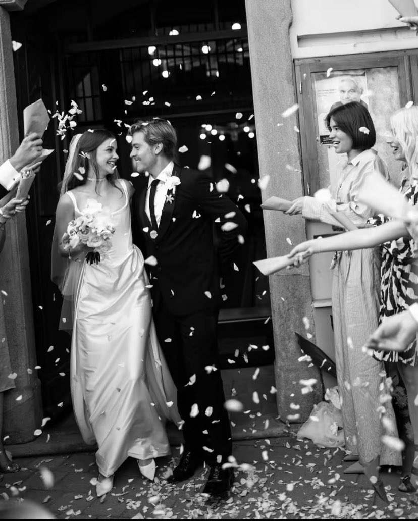 Estoy muy obsesionada con las fotos de la boda de Barbara Palvin y Dylan Sprouse 😭😭