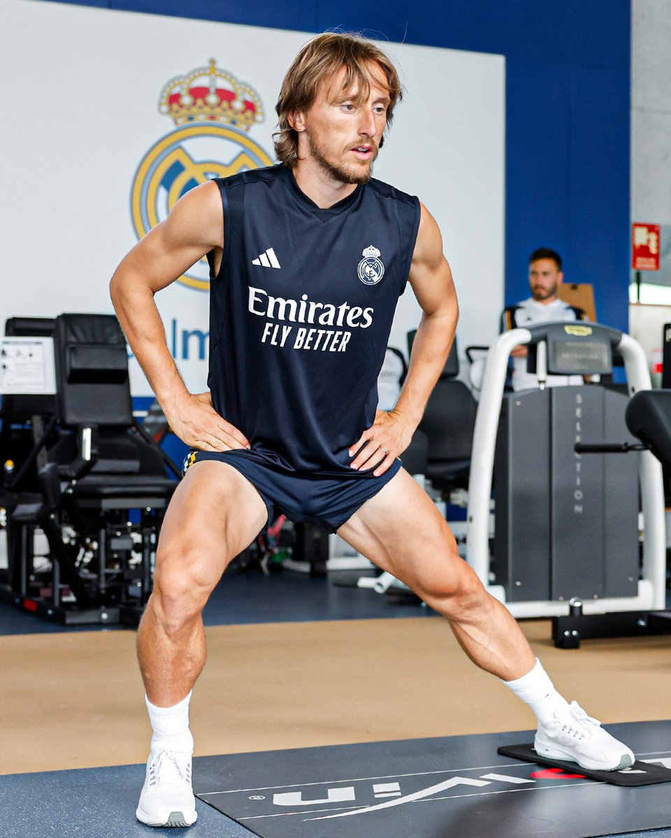 InvictosSomos's tweet photo. ¿Arabia Saudita? ¿Estados Unidos? ¿Japón? ¿Qatar? No, no, no y no. El juvenil de casi 38 años de edad está de regreso en el Real Madrid. Y volvió en un estado físico impecable. Viene una temporada más de Lukita Modric en la élite del fútbol mundial. OTRO NIVEL DE LEYENDA.