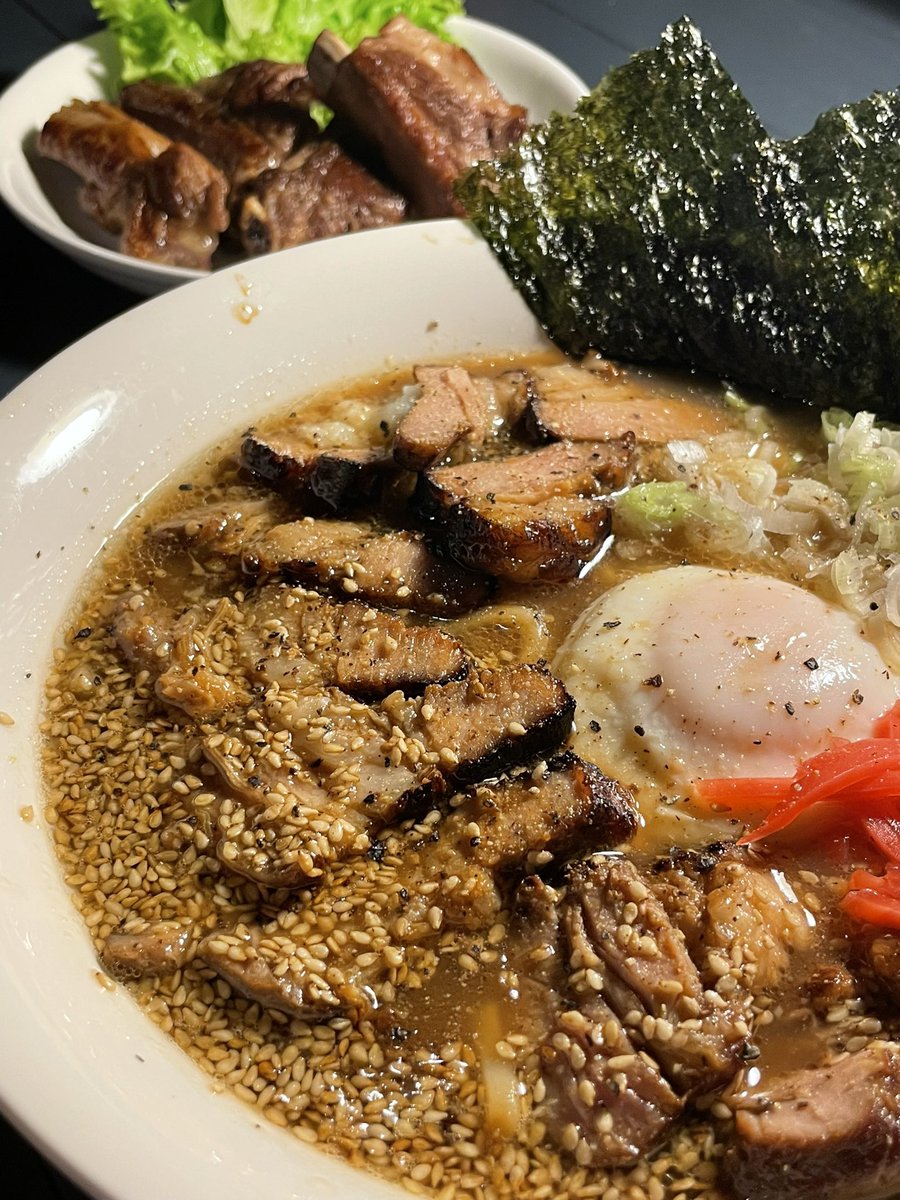 RibroBBQ's tweet photo. 炭焼き豚バラをチャーシューに見立てておりますw うまいを超えた幸せ！ https://t.co/A3ivOfSlJV