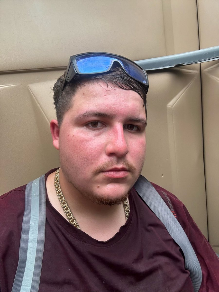 Hernan308's tweet photo. Imagínate cagar y estar bañado de puto sudor mientras trabajas en el puto sol todo el puto dia y que después del puto trabajo te preguntan seriamente que si los quisieran igual si fueran una gusana nmms https://t.co/2T1FXZTtBj