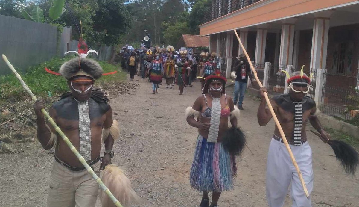 BazokaLogo's tweet photo. WAMENA, La-Pago Region |  Today, (19/07/2023) thousands of masses of West Papuan people in the Papuan Mountains of the La-Pago region are taking to the road (longmarch) towards the ULMWP office in Wamena.

#WPforMSG @MsgSecretariat #ULMWP #FullMembership https://t.co/YvnrtvCoVl