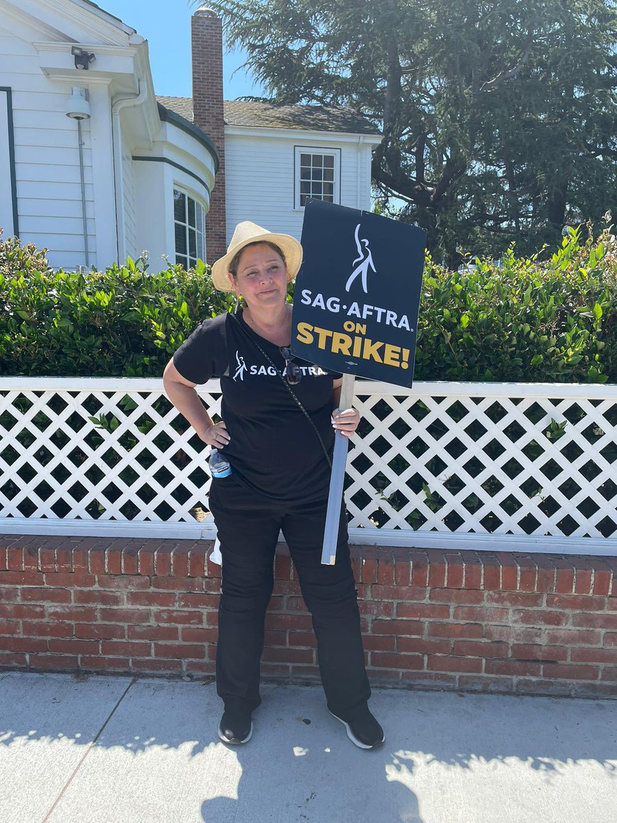 sagaftra's tweet photo. 😍 #sagaftramembers took to the sidewalks of LA to show their #SAGAFTRAstrong solidarity! https://t.co/jdVL9tmZE1