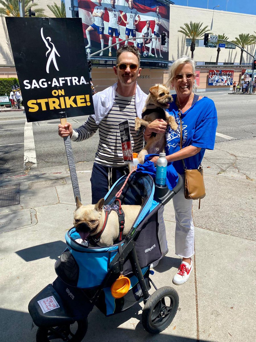 sagaftra's tweet photo. Thank you for joining us on the #SAGAFTRAstrike picket lines 🪧 https://t.co/pdYn16MDNR