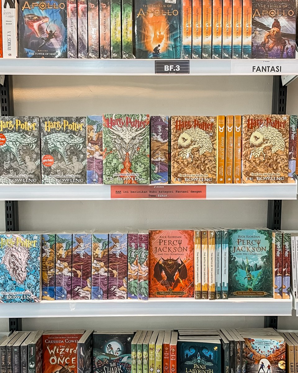 Naksir banget sama tote bag lucuuuu di toko buku ini! Tokonya ada 2,5 lantai dan cukup luas. Lantai paling atas ada banyak buku fiksi dan nonfiksi.

Yang kusuka, di raknya tuh ada keterangan soal buku-bukunya, misal, "Rak ini berisikan buku kategori fantasi dengan tema sihir." 👍