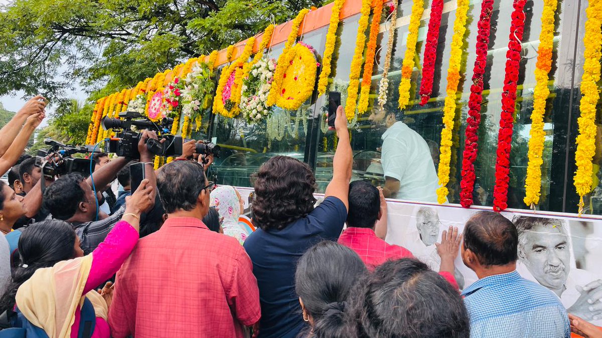 vdsatheesan's tweet photo. Today #OommenChandy took one hour to reach the Kerala Assembly building from his home which is two kms away. He is returning to Puthupalli today, a journey without a come back. Kerala weeps for the leader and former CM who put People First always.
#RipOC https://t.co/JlssC8hbNB