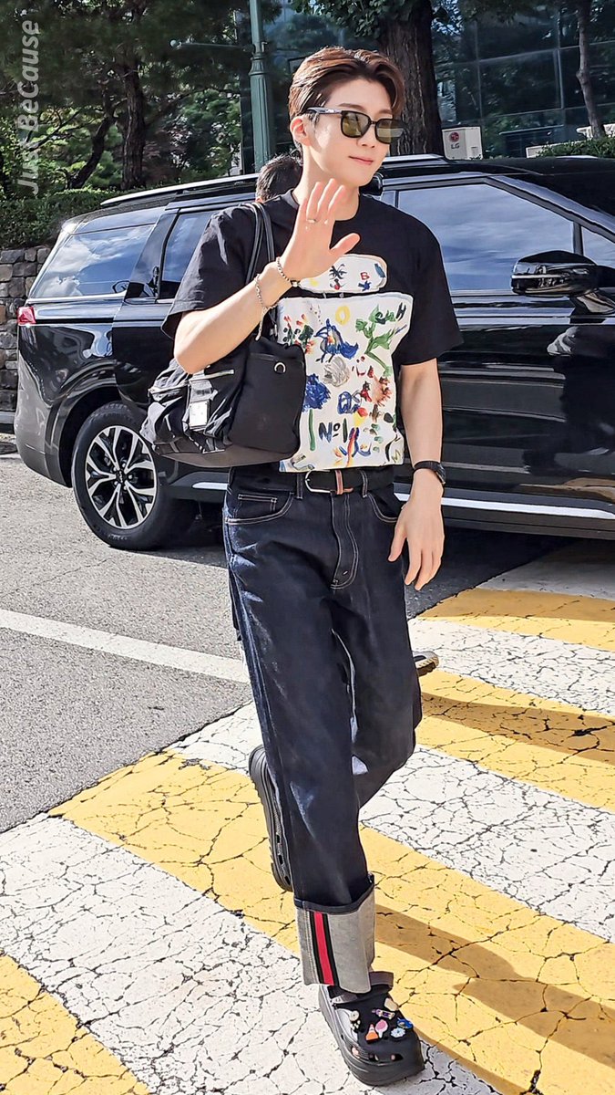 xkrispykreamx's tweet image. หล่อมาก แต่งตัวน่ารักอะะ