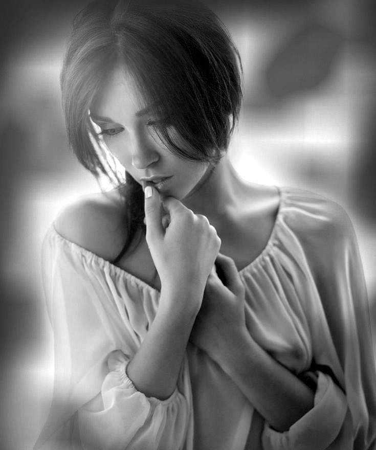 He perdido lo amado...
para qué mover 
lo sucedido, 
di todo y quedé
como cristal roto

me equivoqué 
al abrir el corazón,
y sigo 
arrastrando culpas,
tú, 
vive feliz...
lo voy a desear siempre.
#TuPoesía