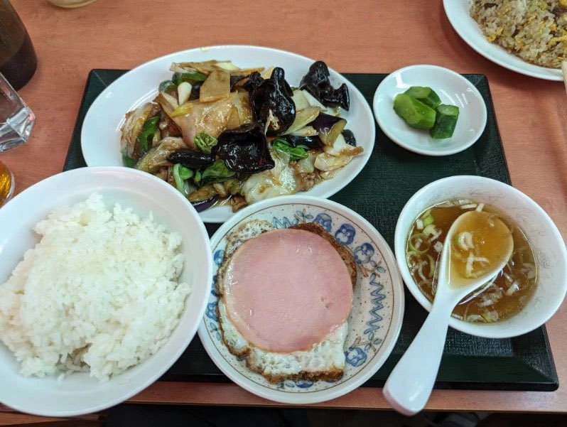 MeshiWarabi's tweet photo. 川口【揚子江】半ラーメン半チャーハン半餃子は大人のお子様ランチ🥟お父さんお一人で作ってくれる中華は本当に料理が好きな人の手間暇を感じた💕まさに名店✨定食のハムエッグも嬉しい🍳
#揚子江
#川口中華
#川口町中華
#半チャーハン
#名店
#蕨めし https://t.co/fnc0bTRS44