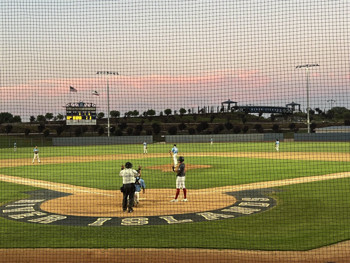 lauren_1044's tweet photo. Nothin like ball under the lights #goang https://t.co/HwA0LeqDpi