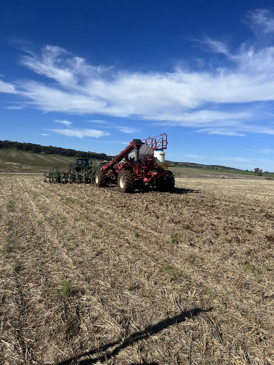 Really spreading our cutting times for the hay this year 🙄🙄🙄