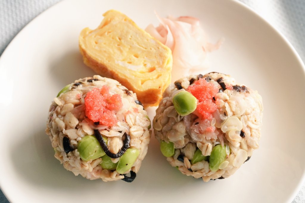 BreadmakerM's tweet image. オートミールでおにぎり風です。
枝豆・しょうが・ねぎ・塩昆布など、いろいろ混ぜ込みました😋