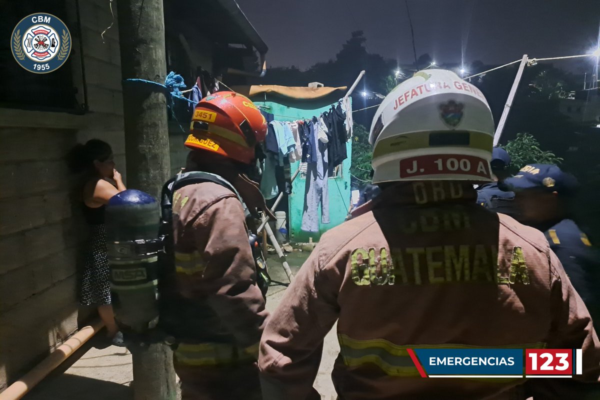 bomberosmuni's tweet image. #CBMInforma
#IncendioEstructural 
#Preliminar 

13 avenida y 22 calle de Villa Lobos 1, Zona 12 de Villa Nueva.

Apaga fuegos del casco rojo de @bomberosmuni trabajan en el lugar para controlar el fuego que consume dos viviendas se construcción humilde.