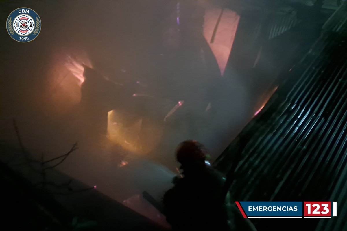 bomberosmuni's tweet image. #CBMInforma
#IncendioEstructural 
#Preliminar 

13 avenida y 22 calle de Villa Lobos 1, Zona 12 de Villa Nueva.

Apaga fuegos del casco rojo de @bomberosmuni trabajan en el lugar para controlar el fuego que consume dos viviendas se construcción humilde.