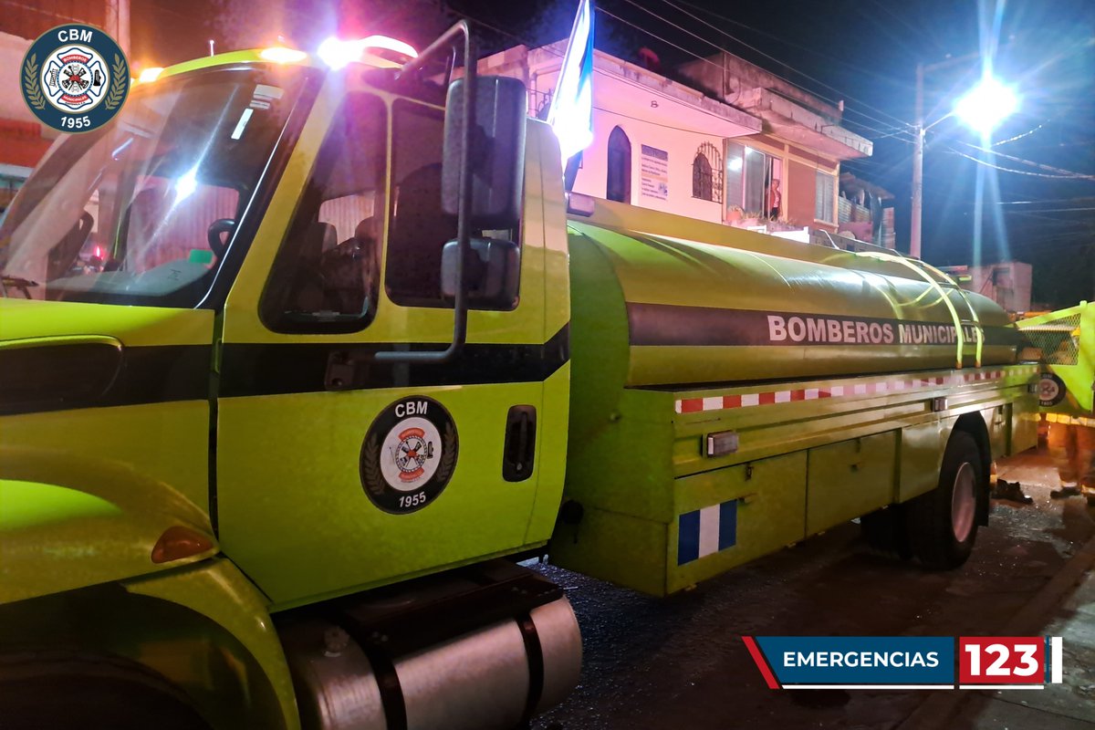 bomberosmuni's tweet image. #CBMInforma
#IncendioEstructural 
#Preliminar 

13 avenida y 22 calle de Villa Lobos 1, Zona 12 de Villa Nueva.

Apaga fuegos del casco rojo de @bomberosmuni trabajan en el lugar para controlar el fuego que consume dos viviendas se construcción humilde.