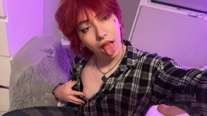 gay ahh flannel ;)  https://t.co/icWpUBuMk6 https://t.co/fQbd1xWUkz