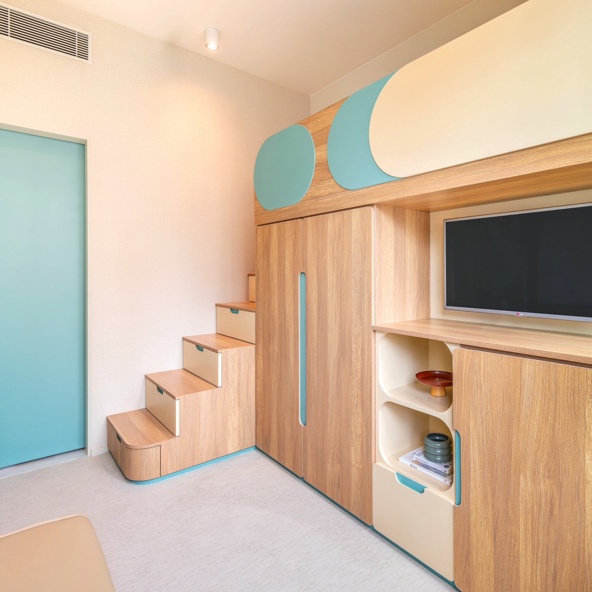 liveatweave's tweet photo. Live smarter, not harder. Try smart home solutions like these stairs that store your belongings &amp; lead to your loft bed ✨

#WeaveStudios – Sai Ying Pun opens next month with early-bird offers starting from HK$15,120/month if you book by 31 July 💥🎉

🔗 Link in bio
#WeaveLiving https://t.co/IMcU1scMNz