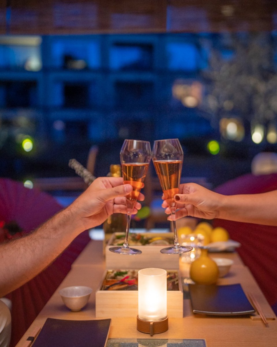 夕暮れに染まる池庭を眺めながら、一流のシェフが心を込めてご用意するお料理に舌鼓を。平家物語にも記されている庭園「積翠園」を愛でる特等席と言える茶室ラウンジ「楓樹」では、ハネムーンやアニバーサリーなど特別な一日にふさわしい特別な体験をご用意しています。bit.ly/3O7kplX